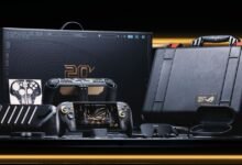 جهاز ROG Xbox Ally X20 وملحقات حزمة الذكرى العشرين معروضة على طاولة في صورة ASUS الرسمية