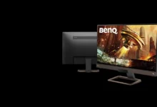 شاشتا ألعاب من BenQ على خلفية سوداء، إحداهما تعرض مشهد لعبة