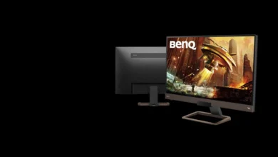شاشتا ألعاب من BenQ على خلفية سوداء، إحداهما تعرض مشهد لعبة