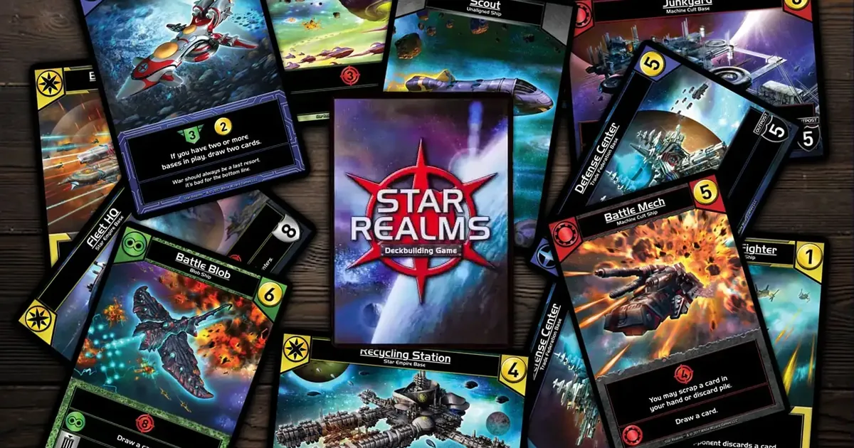 بطاقات لعبة Star Realms مفرودة على طاولة خشبية في جلسة لعب ثنائية