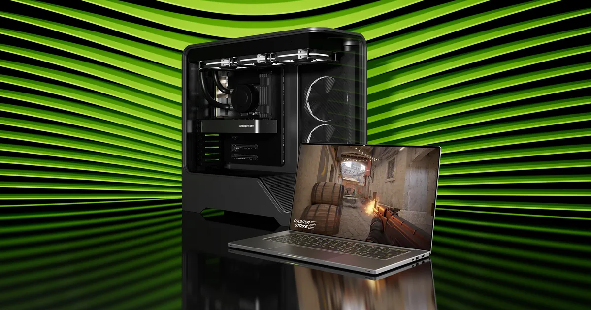 حاسوب مكتبي بكارت GeForce RTX إلى جانب لابتوب ألعاب تحت العلامة نفسها