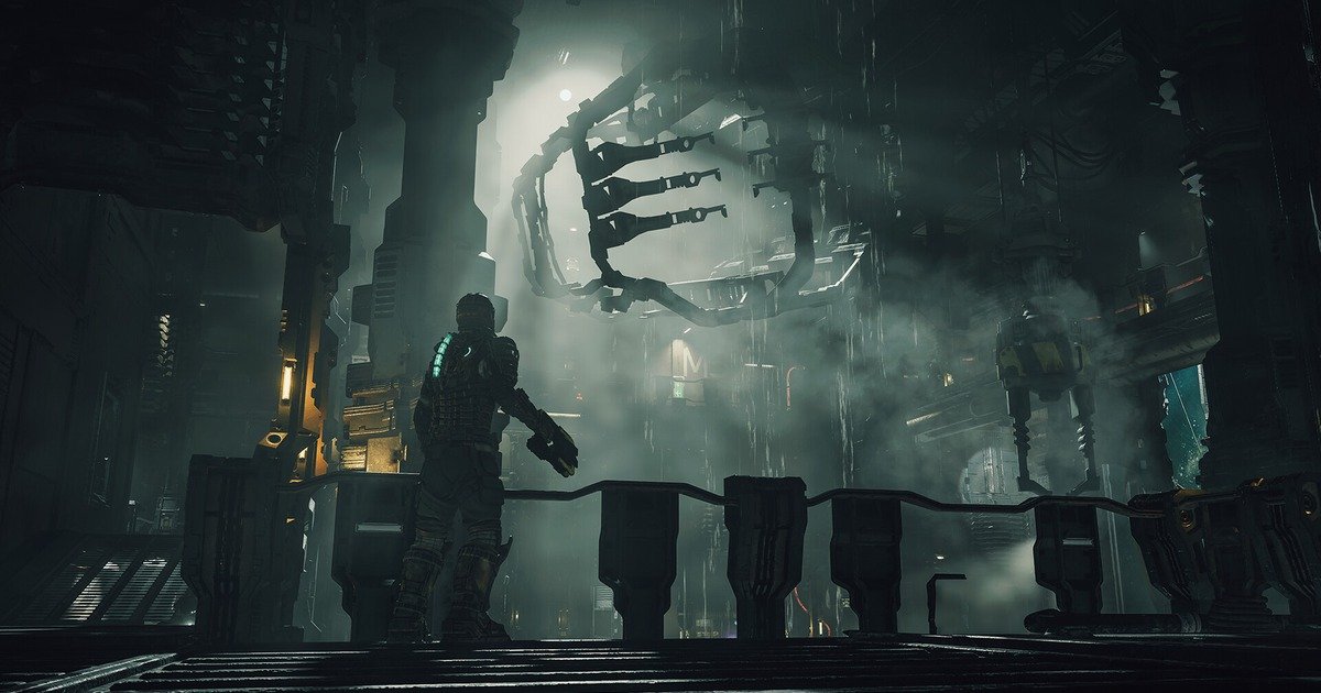 لقطة رسمية من Dead Space تظهر الشخصية داخل منشأة صناعية مظلمة