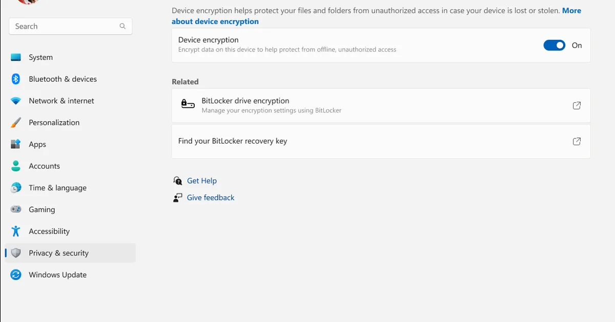 إعداد Device encryption في تطبيق Settings بويندوز 11 والمفتاح في وضع التشغيل