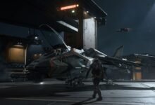 طيّار بمعداته يسير نحو مقاتلة فضائية داخل حظيرة مضاءة في Squadron 42