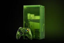 جهاز Xbox Series X الأخضر ووحدة تحكم من الصورة الرسمية للنسخة الاحتفالية