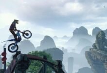 دراج يقفز فوق مسار في لعبة Trials Rising من RedLynx