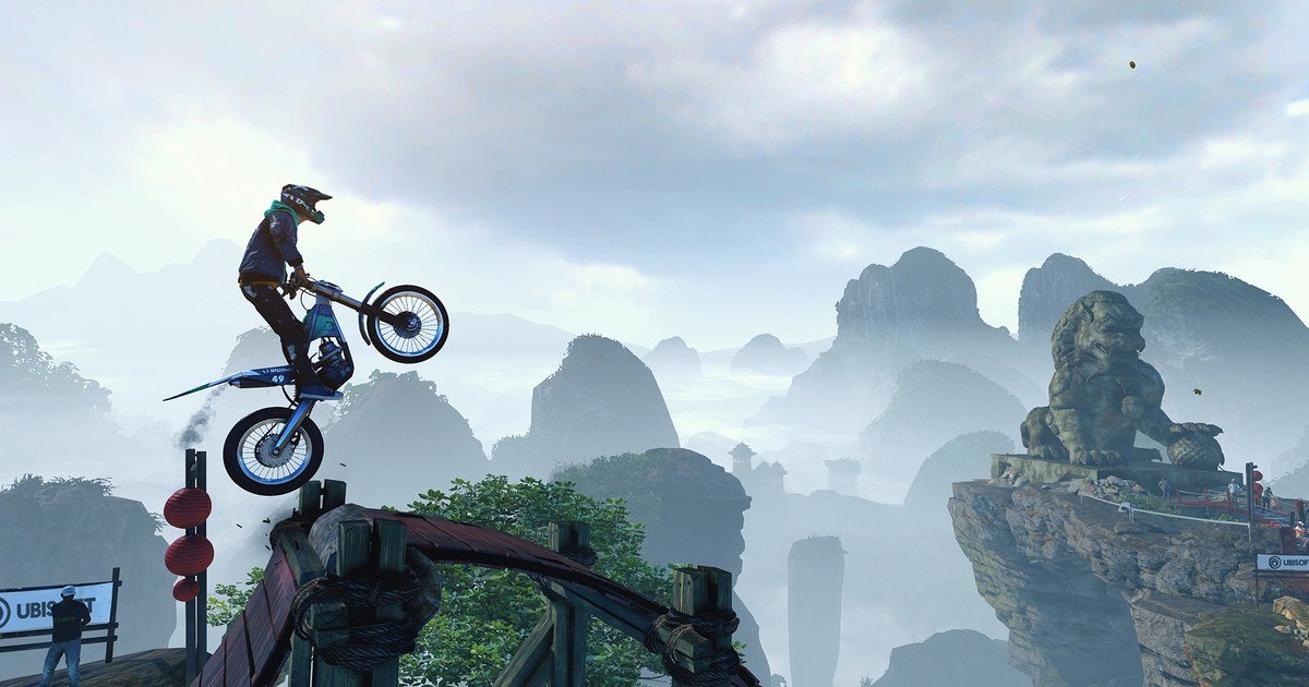 دراج يقفز فوق مسار في لعبة Trials Rising من RedLynx