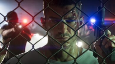 جيسون خلف سياج في لقطة رسمية من GTA 6 مع أضواء الشرطة في الخلفية