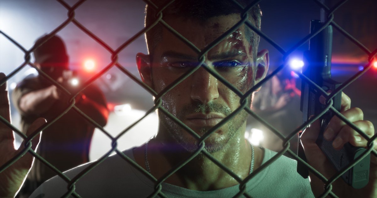 جيسون خلف سياج في لقطة رسمية من GTA 6 مع أضواء الشرطة في الخلفية
