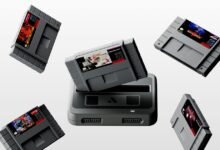 جهاز Super Nt+ محاط بخراطيش ألعاب Super Nintendo في صورة رسمية