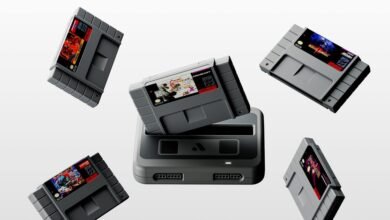 جهاز Super Nt+ محاط بخراطيش ألعاب Super Nintendo في صورة رسمية