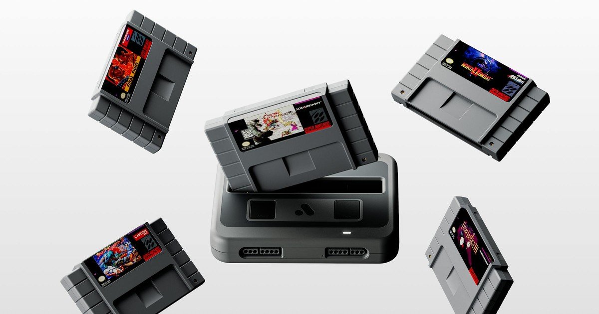جهاز Super Nt+ محاط بخراطيش ألعاب Super Nintendo في صورة رسمية