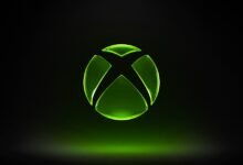 شعار Xbox الأخضر المضيء على خلفية داكنة