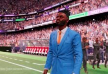 لقطة تطويرية من Football Manager 27 لمدرب ببدلة زرقاء داخل الملعب