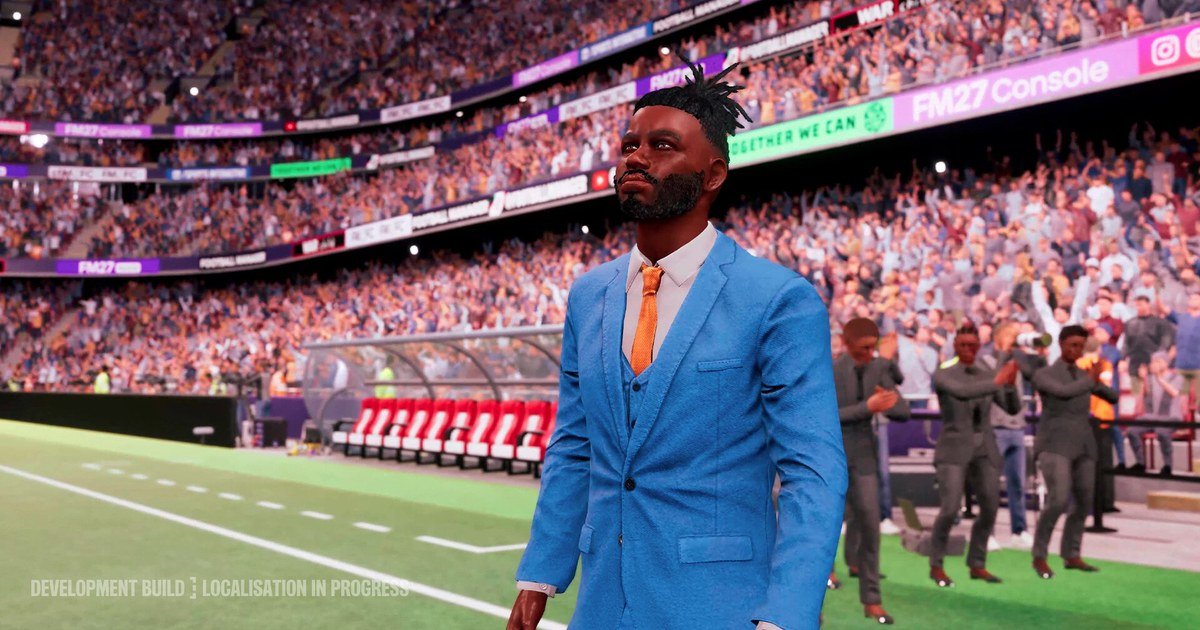 لقطة تطويرية من Football Manager 27 لمدرب ببدلة زرقاء داخل الملعب