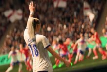 لاعبة ترفع يدها داخل ملعب كرة قدم في EA Sports FC 27