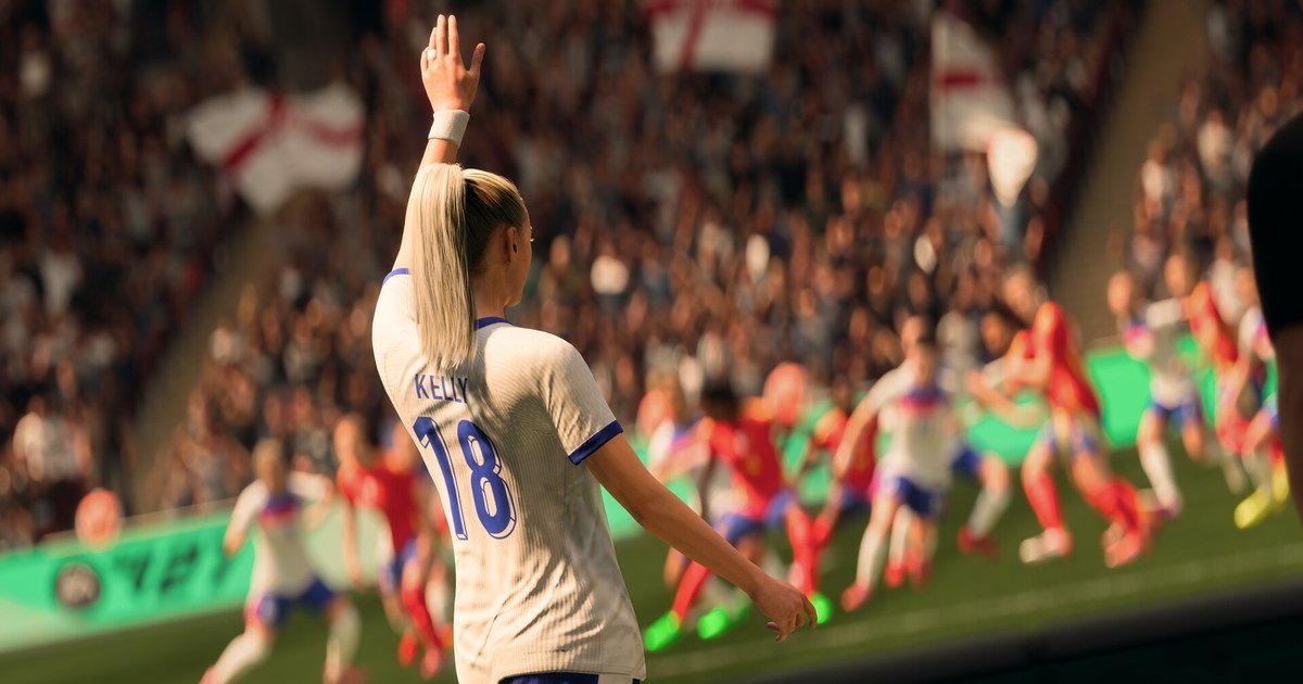 لاعبة ترفع يدها داخل ملعب كرة قدم في EA Sports FC 27