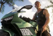شخص بجوار دراجة نارية خضراء في صورة رسمية من GTA 6 لدليل سعر جاتا 6 في مصر والسعودية