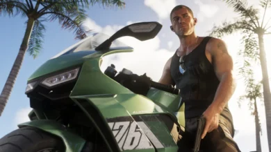 شخص بجوار دراجة نارية خضراء في صورة رسمية من GTA 6 لدليل سعر جاتا 6 في مصر والسعودية