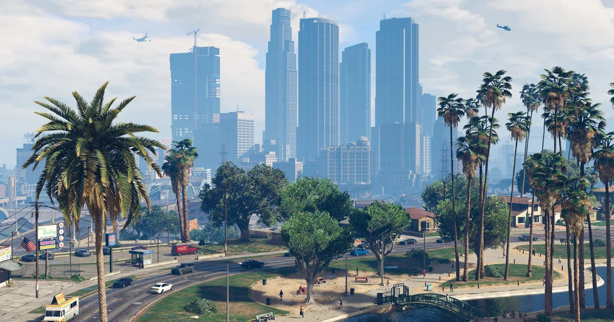 مشهد لمدينة لوس سانتوس في GTA V مع الطرق السريعة وأشجار النخيل