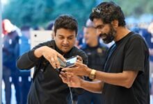 زائران يجربان مفصلة iPhone Duo داخل متجر آبل