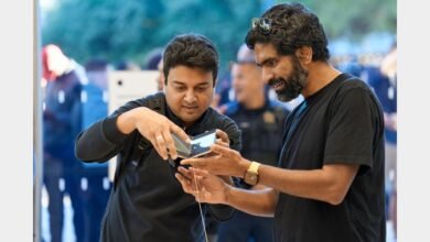زائران يجربان مفصلة iPhone Duo داخل متجر آبل