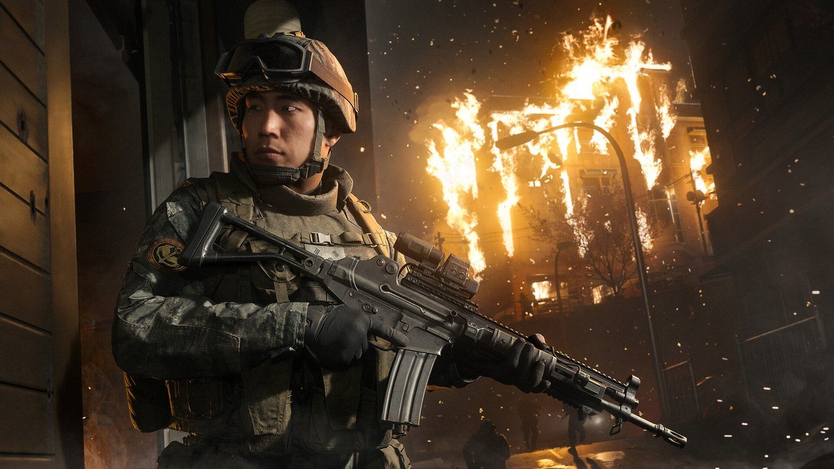 جندي يحمل بندقية أمام حريق في Call of Duty Modern Warfare 4