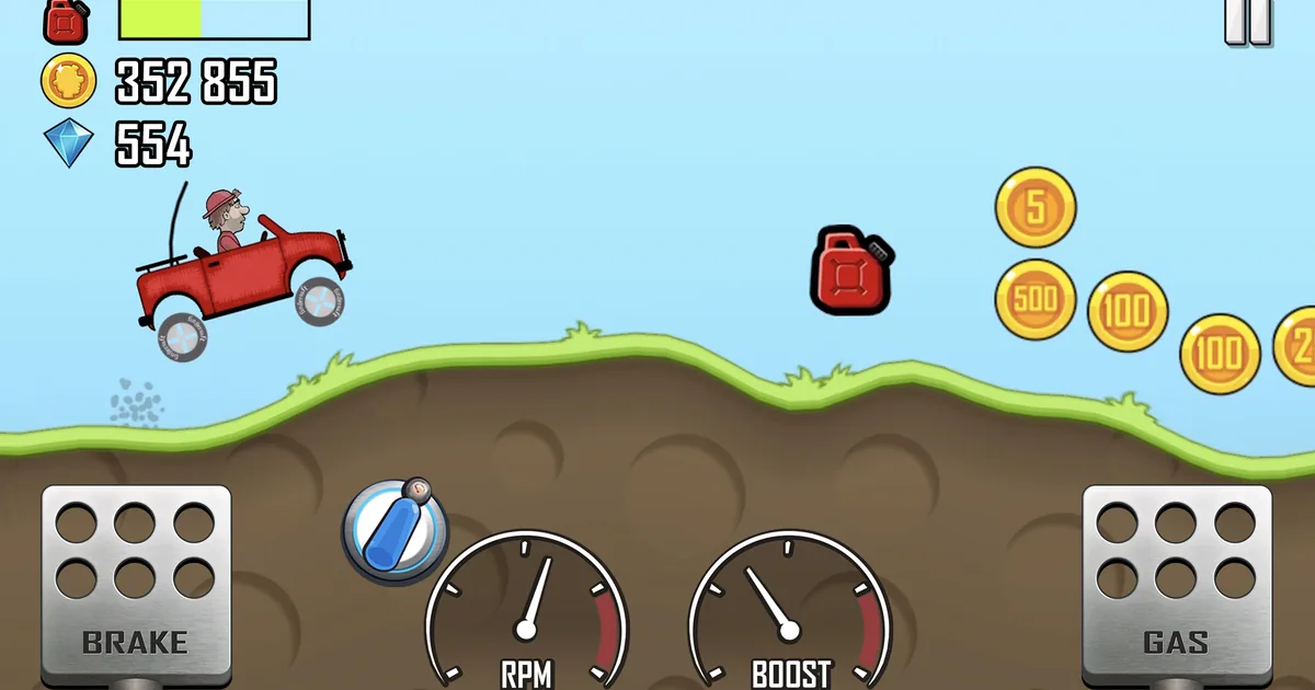 سيارة جيب حمراء تقفز فوق تل ترابي في لعبة Hill Climb Racing مع عدّادات الوقود والعملات