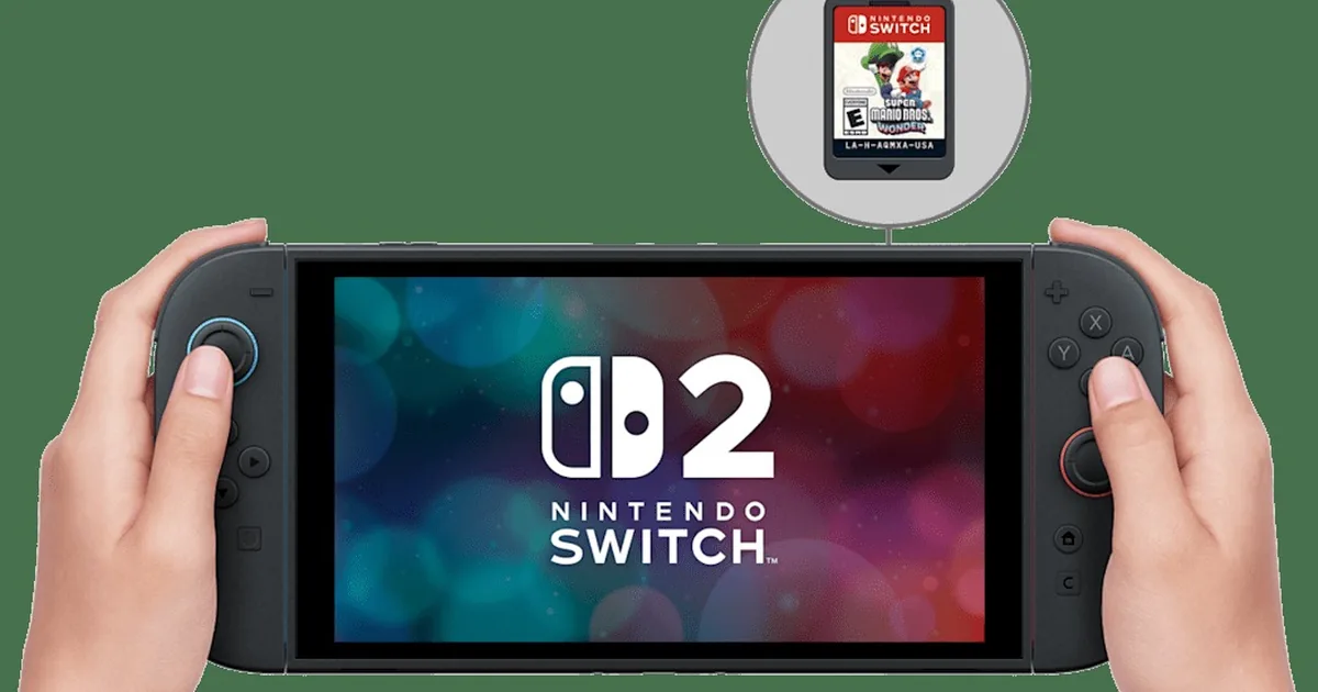 جهاز Nintendo Switch 2 في الوضع المحمول بين اليدين مع بطاقة لعبة