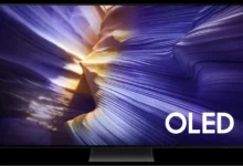 تلفزيون OLED بشاشة كبيرة معروض من الأمام على خلفية بيضاء، للمقارنة بين التلفزيون والمونيتور في الألعاب