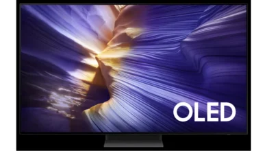 تلفزيون OLED بشاشة كبيرة معروض من الأمام على خلفية بيضاء، للمقارنة بين التلفزيون والمونيتور في الألعاب