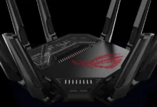 راوتر ألعاب ASUS ROG Rapture GT-BE98 بهوائيات ثمانية على خلفية داكنة